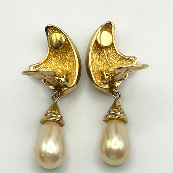 STUNNING Christian Dior Vintage Gold Tone Clear Crystal Clip On Pearl Earrings - Picture 13 of 16